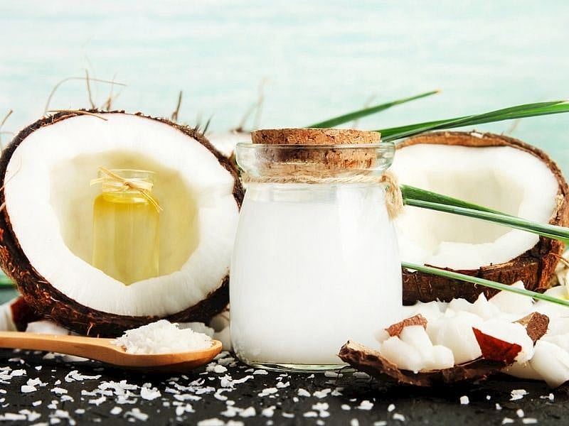 Badem, Hint ve Diğer Yağlarla Kirpik Bakımı: Doğal Beslenme ve Nemlendirme Yolları