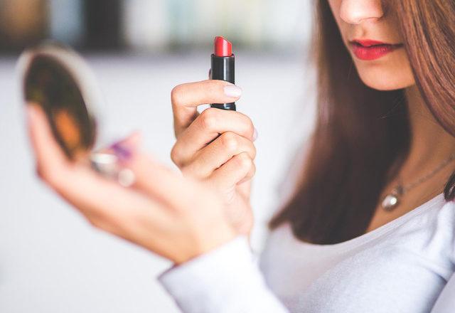 Çanta İçin Hızlı ve Etkili Makyaj Düzeni: Göz Kalemi, BB Krem, Rimel ve Ruj Rehberi