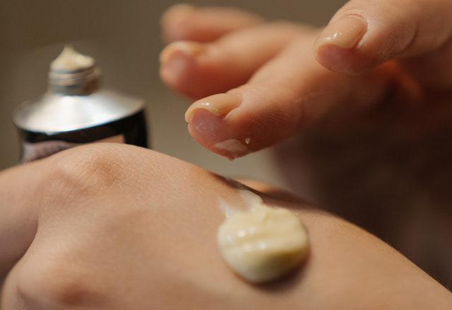 Çanta İçin Hızlı ve Etkili Makyaj Düzeni: Göz Kalemi, BB Krem, Rimel ve Ruj Rehberi