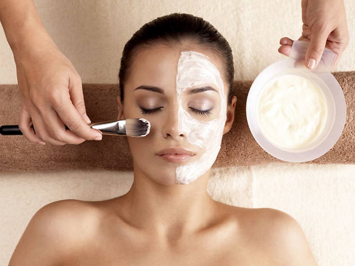 Cilt Bakımı İçin Doğal Kürler: Domates, Badem ve Yumurta Akı ile Yenilenmiş Cilt