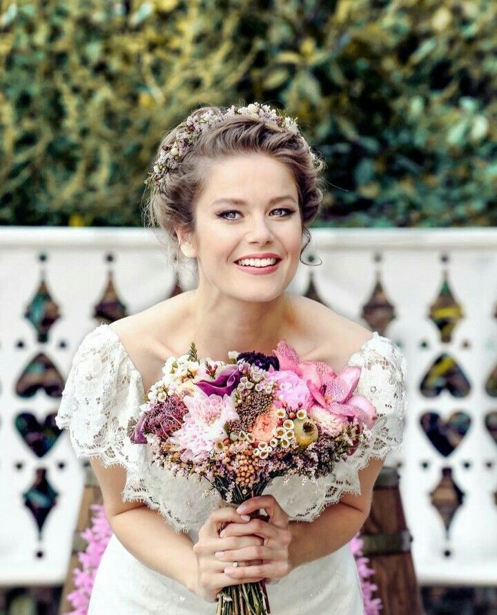 Gelin Saçı Trendleri: Doğal Topuzlar ve Zarif Taç Detayları