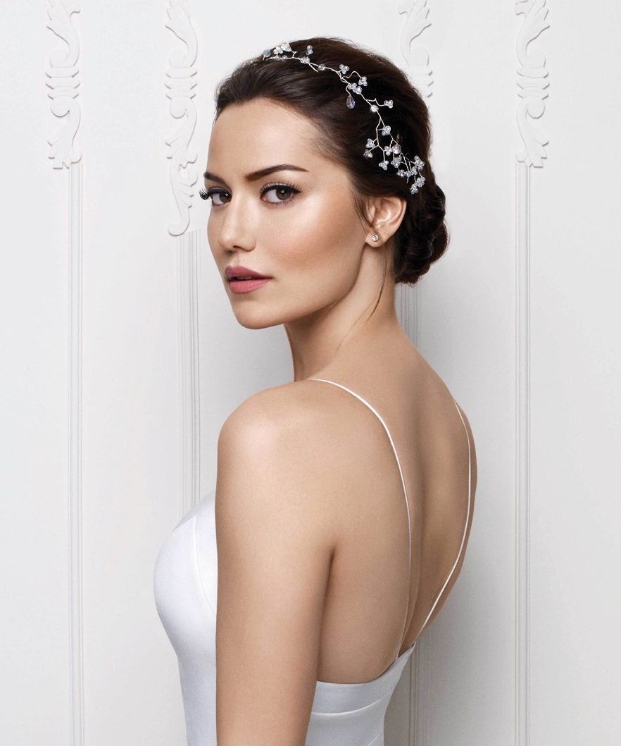 Gelin Saçı Trendleri: Doğal Topuzlar ve Zarif Taç Detayları