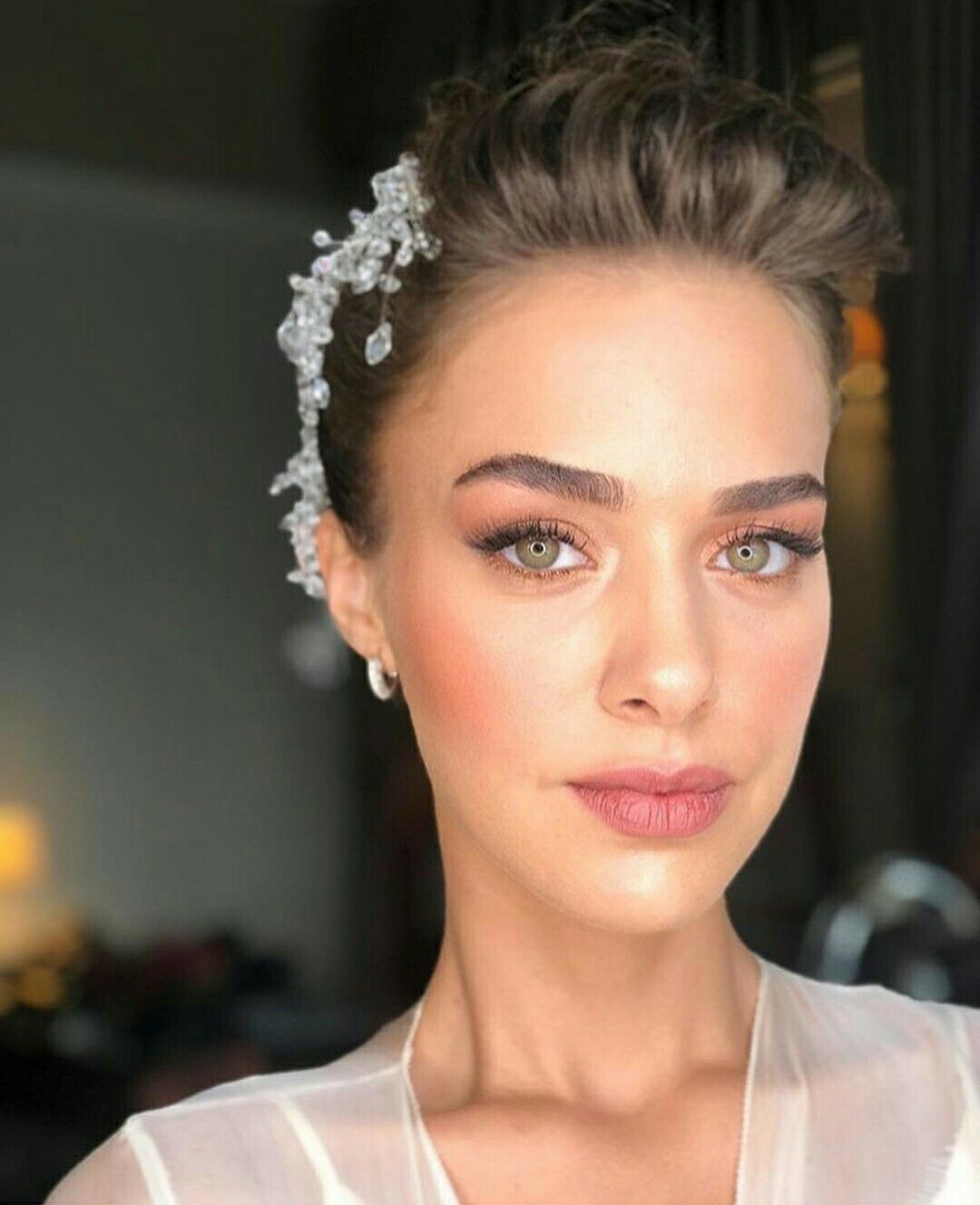 Gelin Saçı Trendleri: Doğal Topuzlar ve Zarif Taç Detayları