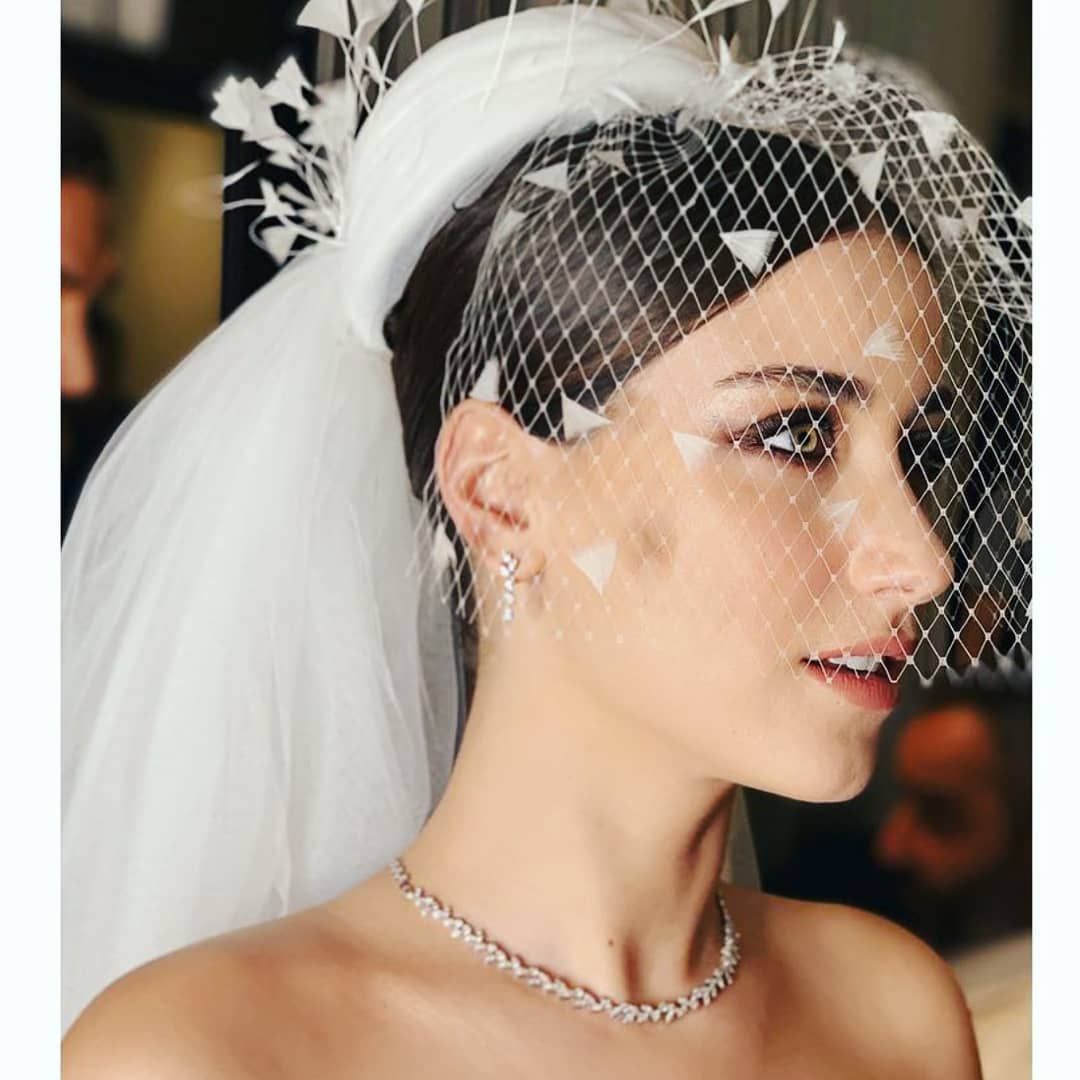 Gelin Saçı Trendleri: Doğal Topuzlar ve Zarif Taç Detayları