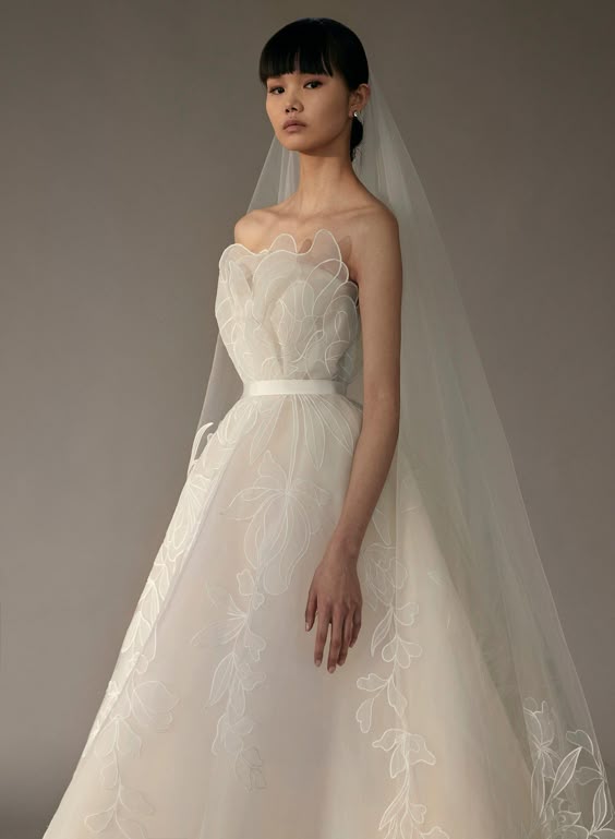 Gelinlikte Hafiflik ve Vintage Esintisi: Minimal Tasarımlar Yeni Duruş