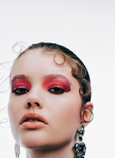 Güncel Saç ve Stil Trendleri: Renk Detayları, Takı ve Makyaj Etkileri