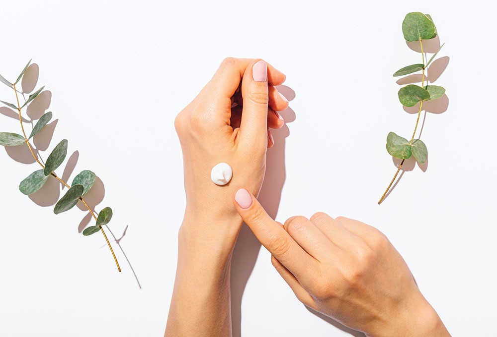 Kış Aylarında Ellerin Kuruya Dönüşmesini Önlemek İçin Ev Yapımı El Kremi Rehberi