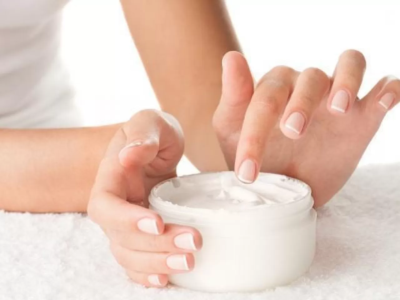 Kış Aylarında Ellerin Kuruya Dönüşmesini Önlemek İçin Ev Yapımı El Kremi Rehberi