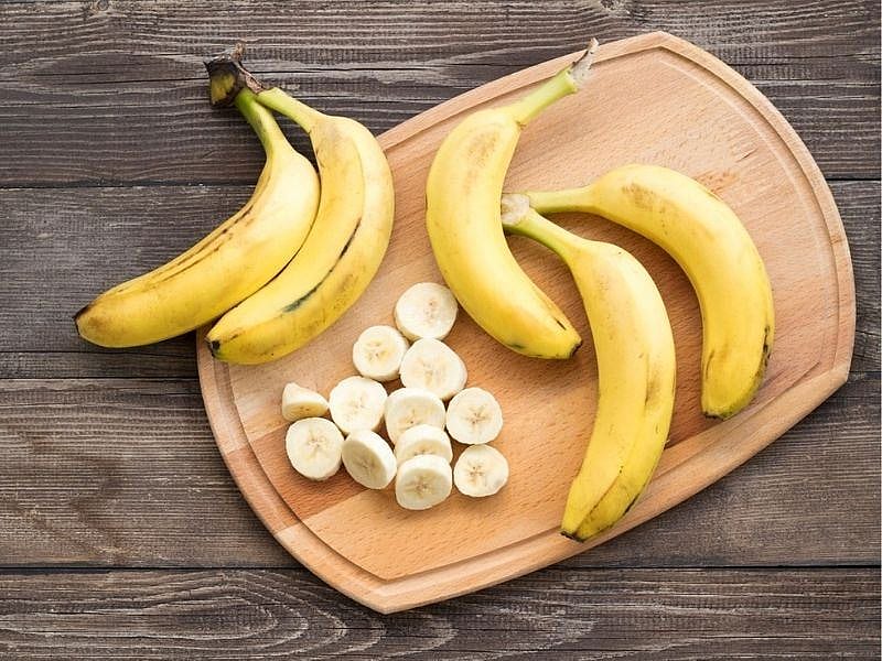 Kıvırcık saçlara doğal çözümler: muz, sirke-karbonat ve çemen tohumu maskeleri