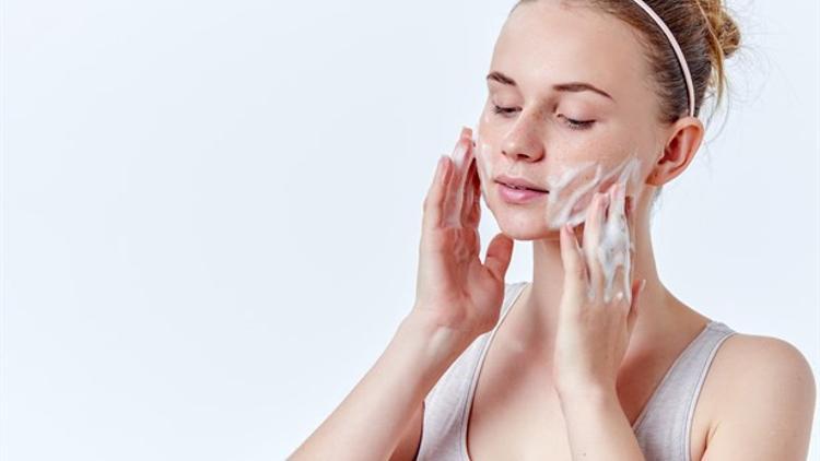 Pürüzsüz Bir Cilt İçin Ilık Su ve Nazik Dokunuşlar: Yüz Yıkama Rehberi