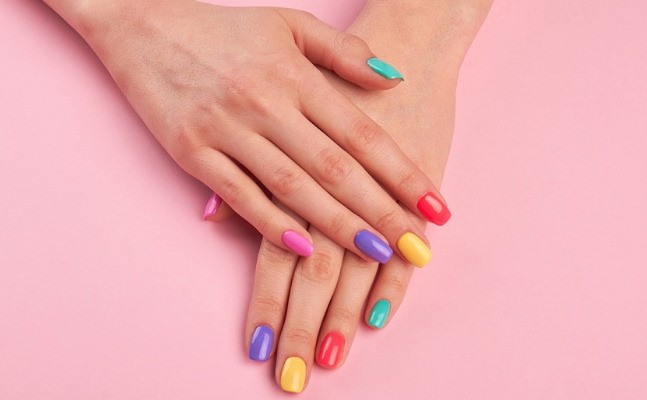 Renkli French ve Yaz Enerjisi: Tırnaklarda Trend Dalgası