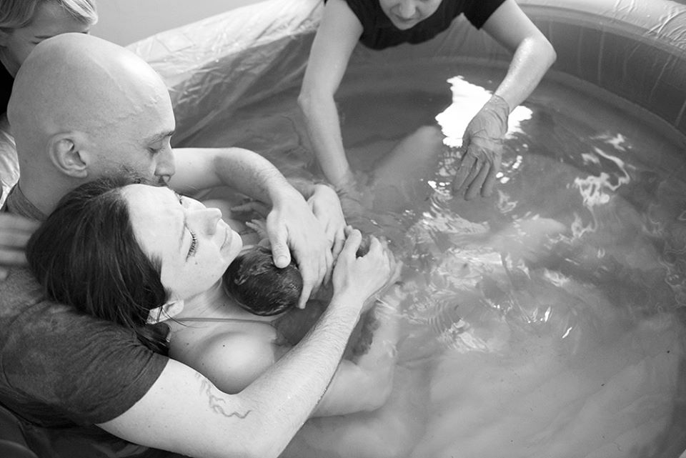 Suda Doğum: Sıcak Su Etkisiyle Rahat ve Dengeli Bir Doğum Deneyimi