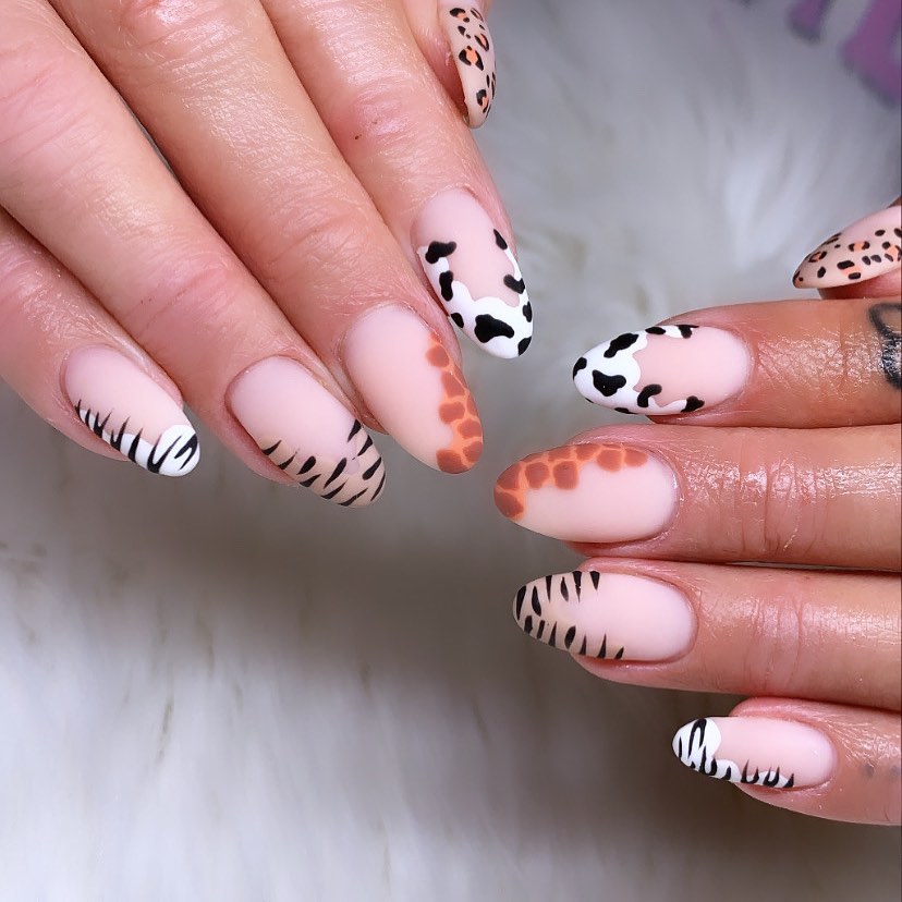 Taşlı Tırnaklarla Ulaşılan Şık ve Yaz Güzeli Görünümler