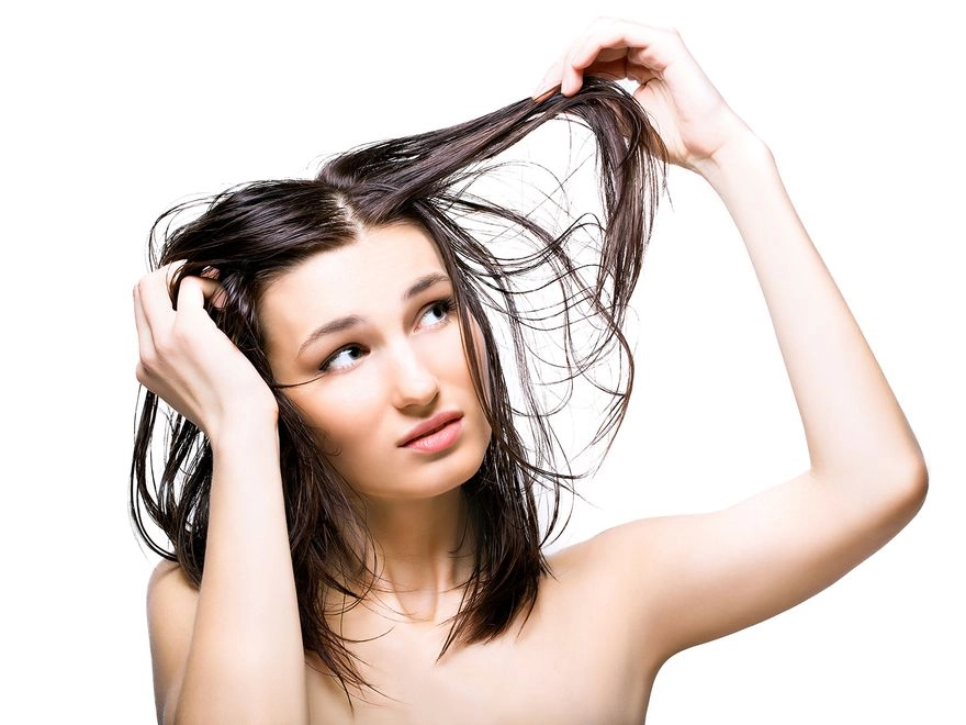 Yağlı Saçlarla Baş Etmenin Görünür Yolu: Pratik İpuçları