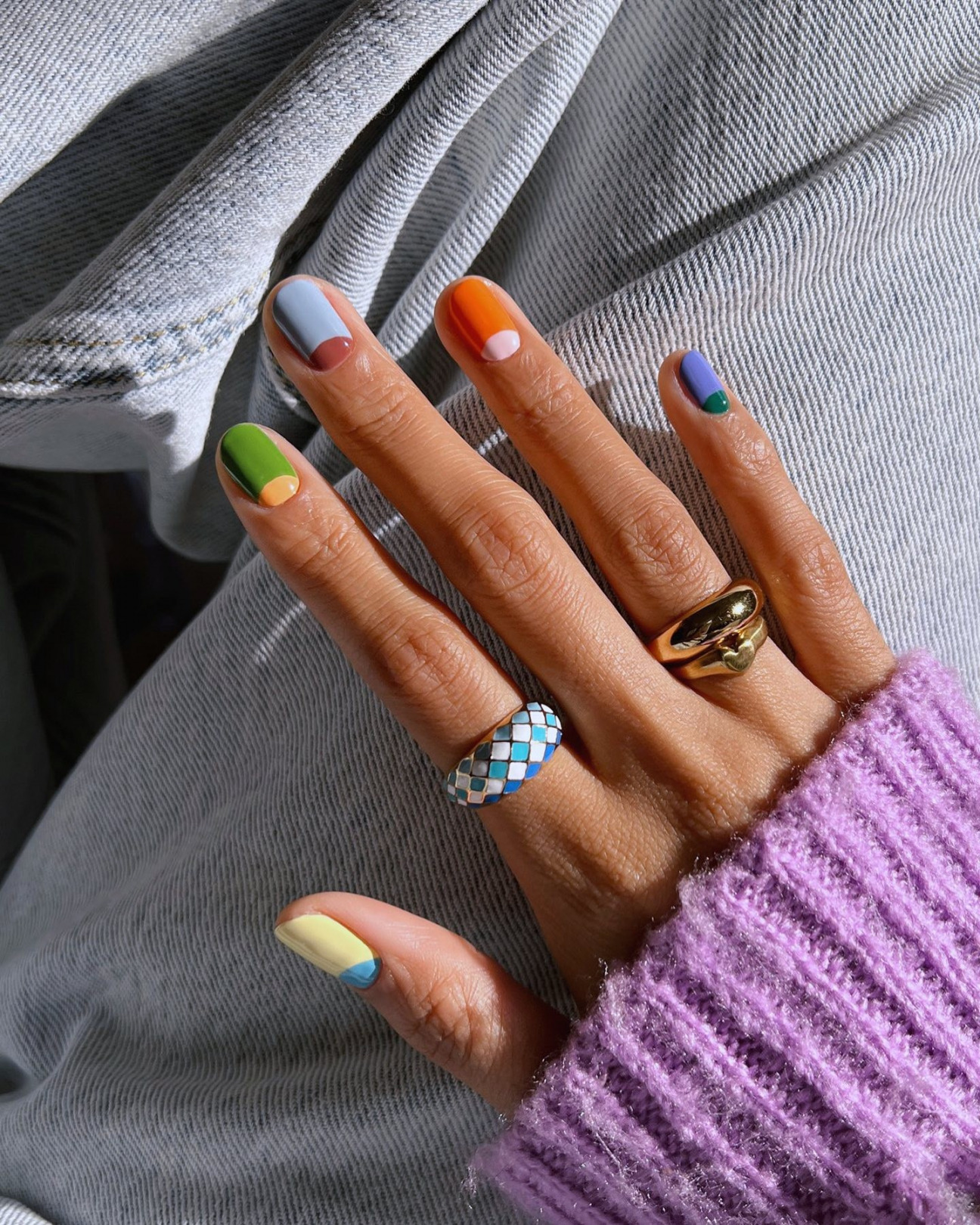 Yarım Ay Manikürü: Renkli ve Işıltılı Seçeneklerle Tırnaklarınızı Canlandırın