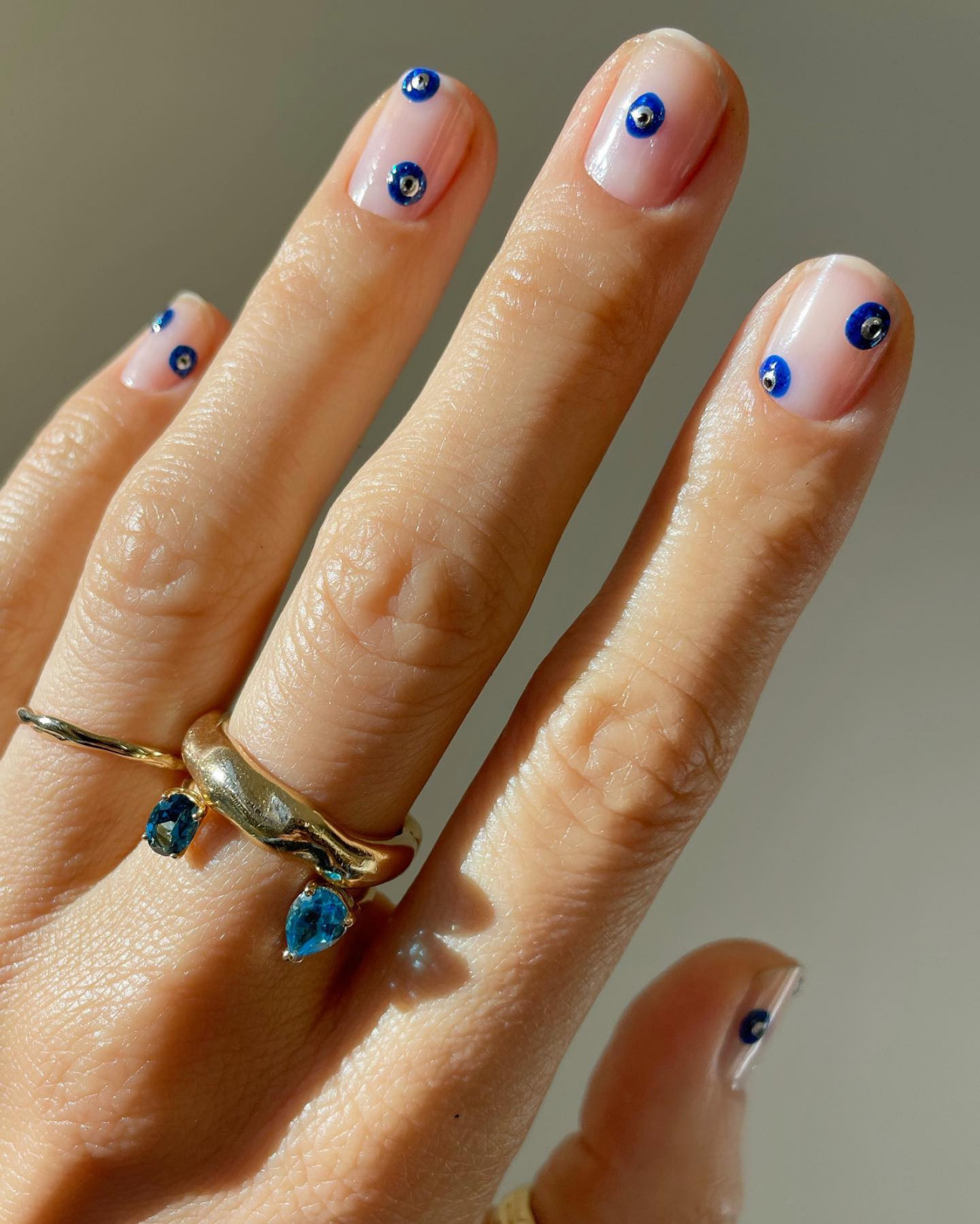 Yarım Ay Manikürü: Renkli ve Işıltılı Seçeneklerle Tırnaklarınızı Canlandırın