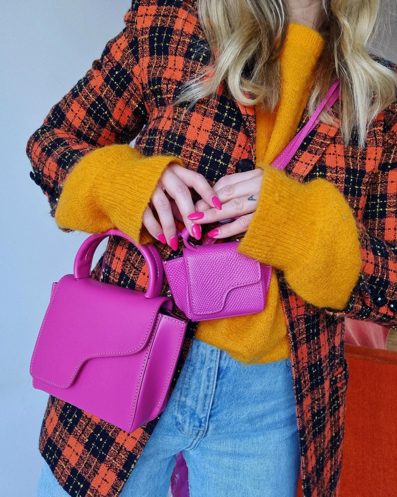 Yarım Ay Manikürü: Renkli ve Işıltılı Seçeneklerle Tırnaklarınızı Canlandırın