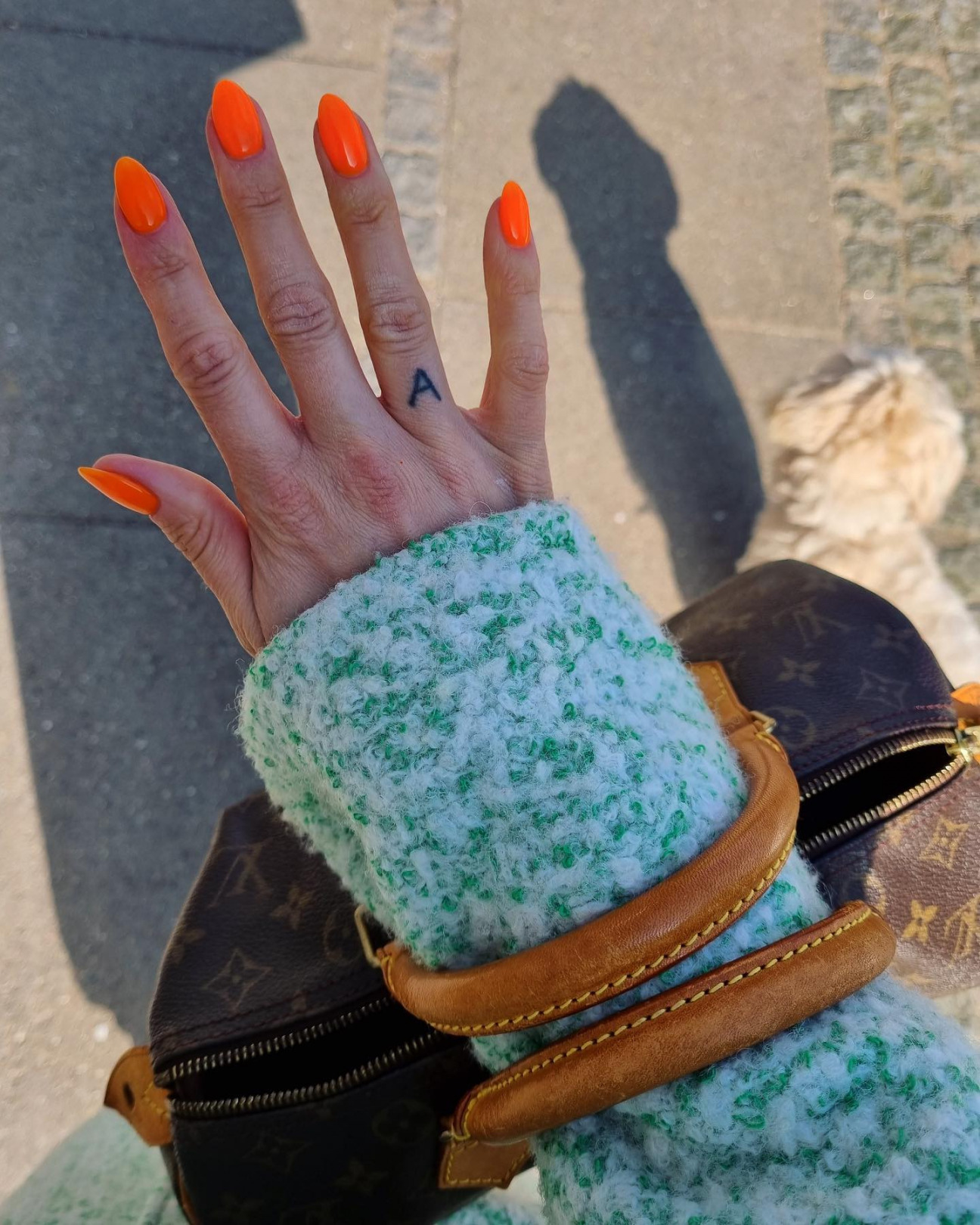 Yarım Ay Manikürü: Renkli ve Işıltılı Seçeneklerle Tırnaklarınızı Canlandırın