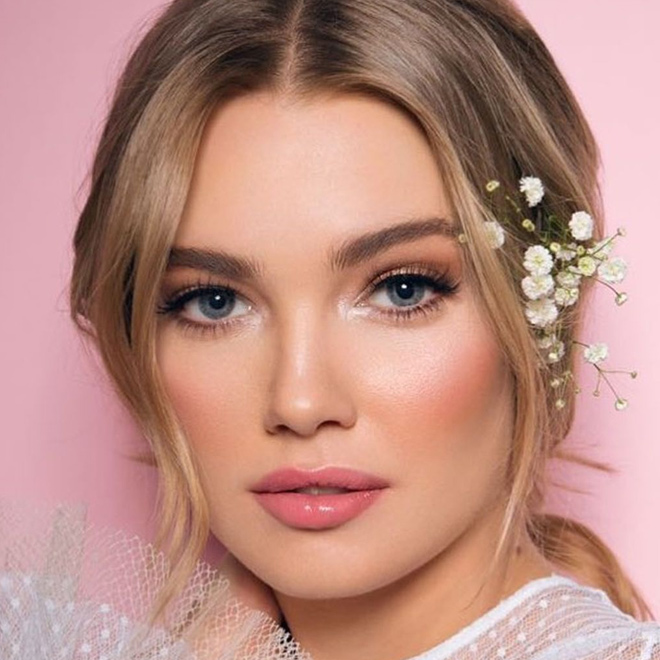 Yaz Aylarında Doğal Makyaj: Hafif ve Işıltılı Güzellik Rutini