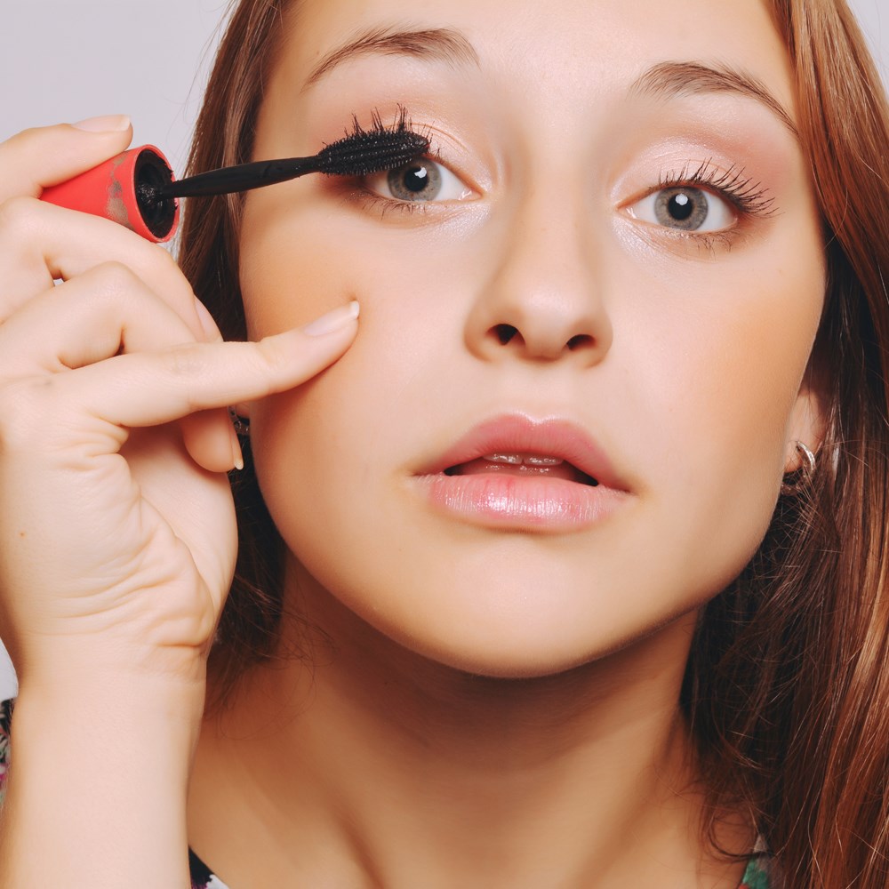 Yaz Aylarında Doğal Makyaj: Hafif ve Işıltılı Güzellik Rutini