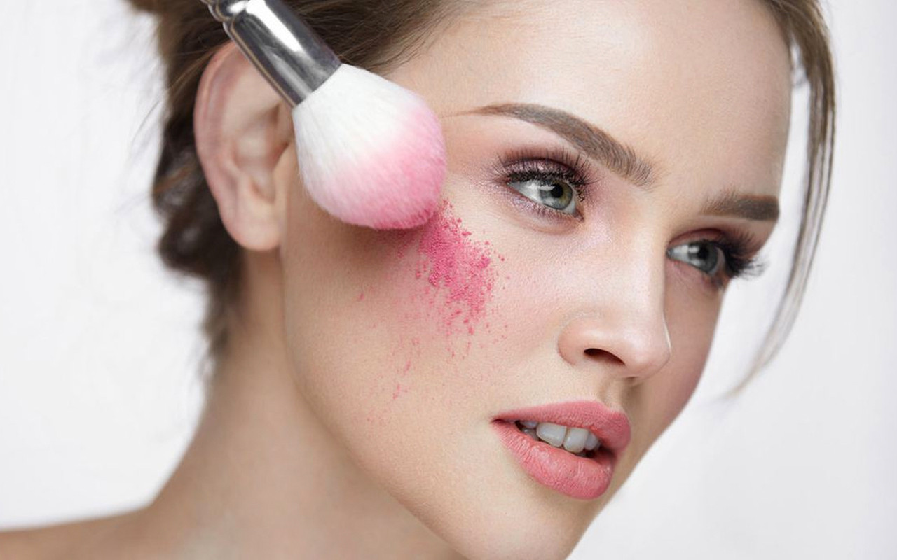 Yaz Aylarında Doğal Makyaj: Hafif ve Işıltılı Güzellik Rutini