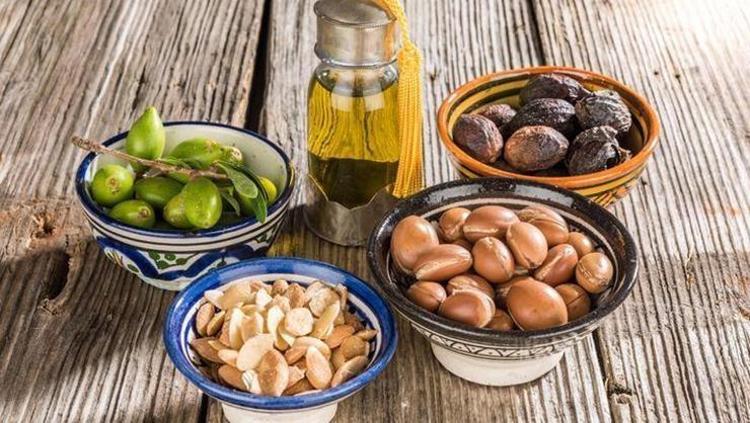 Doğal Yağlarla Saçlara İpek Gibi Dokunuş: En Etkili Yağlar ve Uygulama Yöntemleri