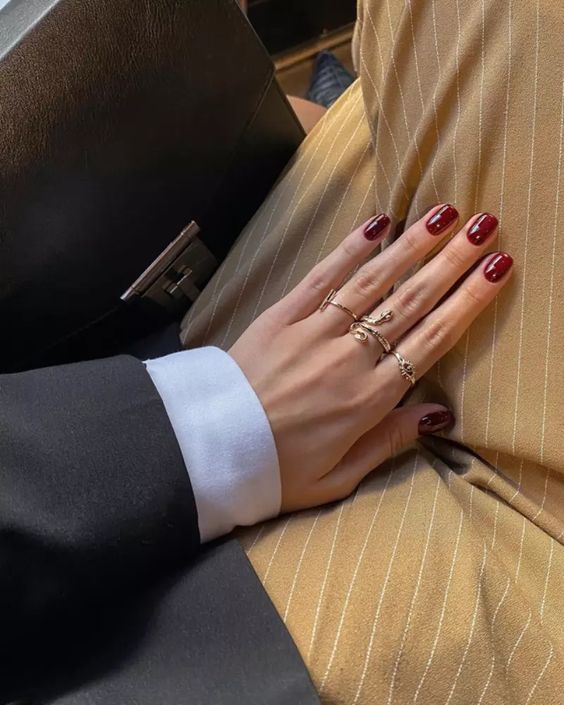 Old Money Şıklığını Tırnaklarda Yansıtmak: Zarif ve Nostaljik Bir Bakış