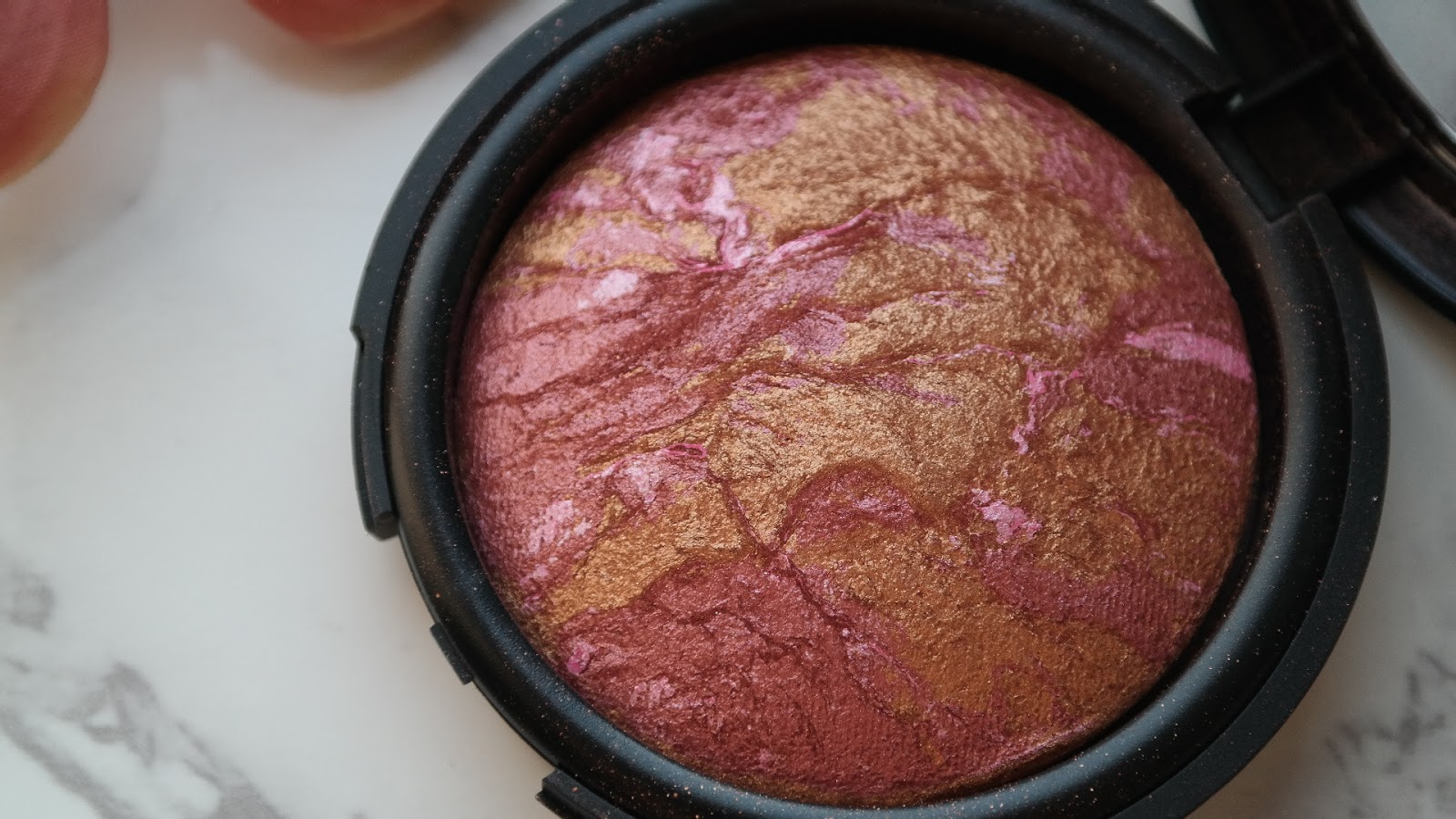 Terracotta Allık: Cilde Işıltılı Boyut Katan Çok Yönlü Makyaj Sırları